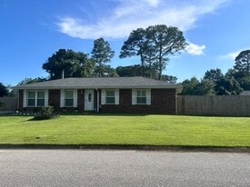 8645 Kingfisher Ln in Pensacola, FL - Building Photo