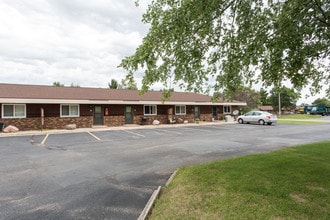 Bush Court in Stevens Point, WI - Foto de edificio - Building Photo