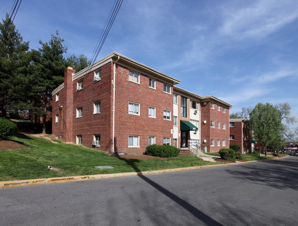 Tudor Place in Adelphi, MD - Foto de edificio