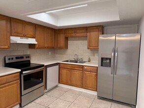 2208 N Lockwood Ridge Rd in Sarasota, FL - Building Photo - Building Photo