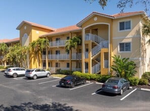 10010 Maddox Ln, Unit 318 in Bonita Springs, FL - Foto de edificio - Building Photo