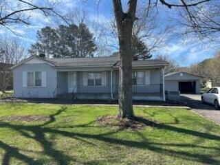 220 Memorial Dr in Paris, TN - Building Photo