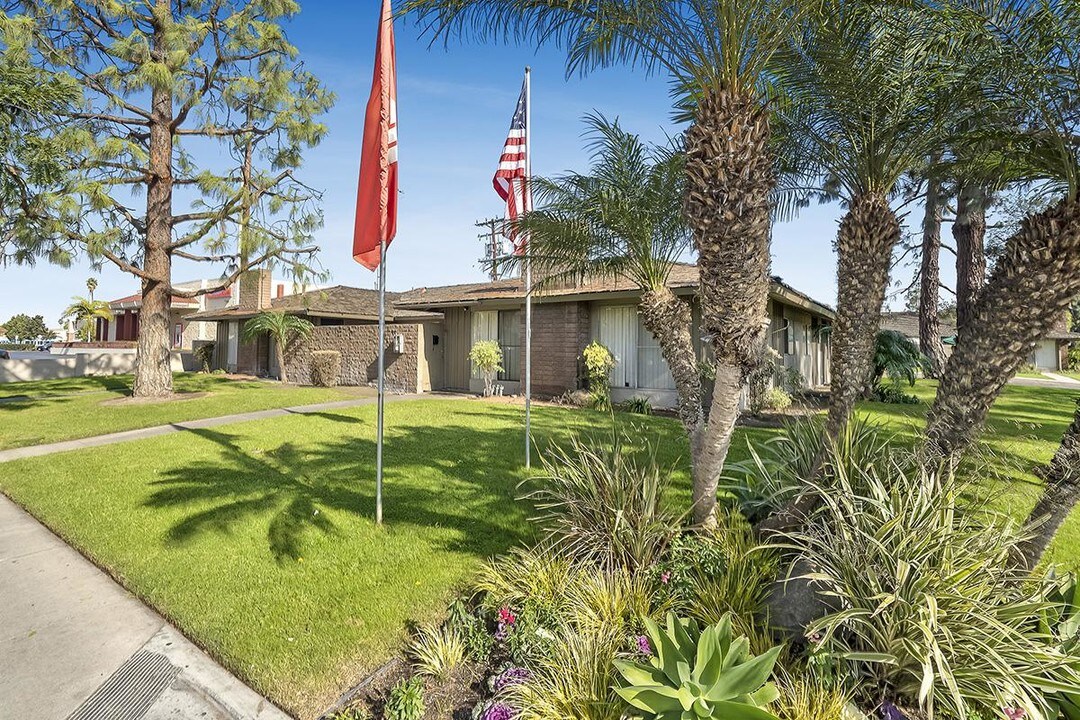 Walnut Park Apartments in Anaheim, CA - Building Photo