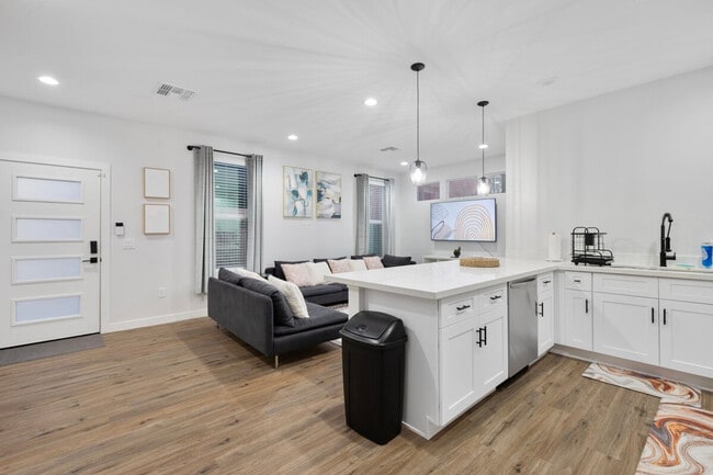 275 Gateway Dr in Phoenix, AZ - Building Photo - Building Photo