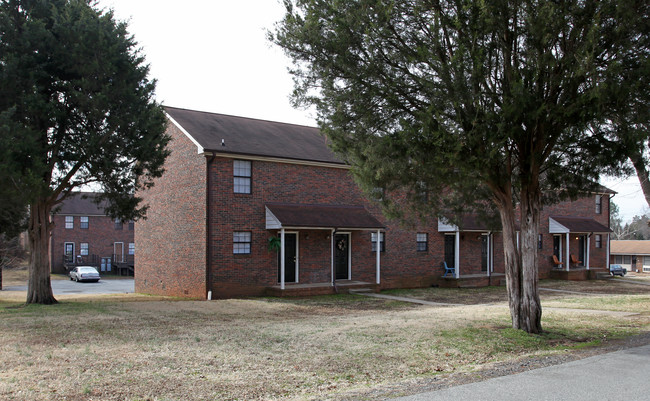 410 Whitsett St in Graham, NC - Foto de edificio - Building Photo