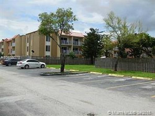 4910 NW 79th Ave-Unit -Unit102 in Doral, FL - Foto de edificio