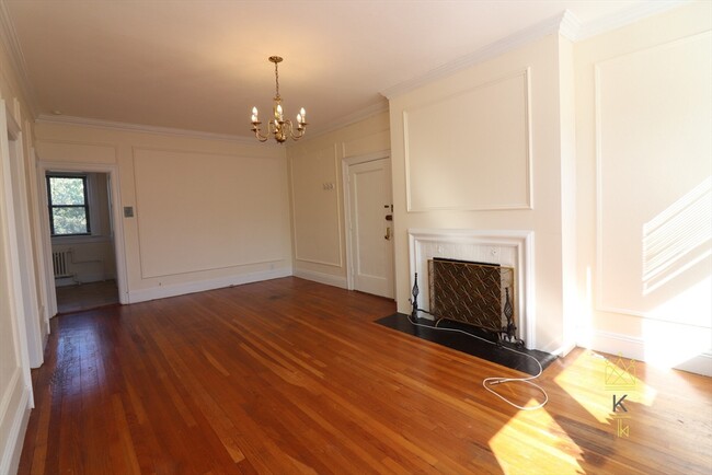 38 Park St, Unit #1 in Brookline, MA - Foto de edificio - Building Photo