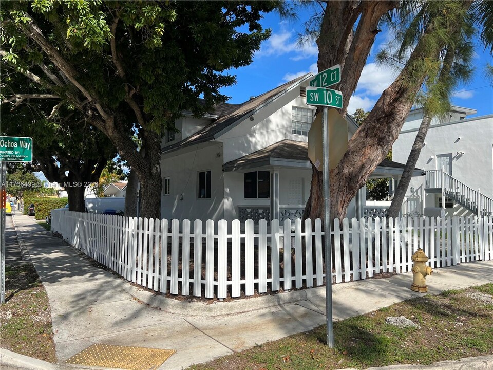 1237 SW 10th St in Miami, FL - Building Photo