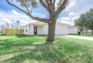 5130 Riverwood Dr in Richmond, TX - Foto de edificio - Building Photo