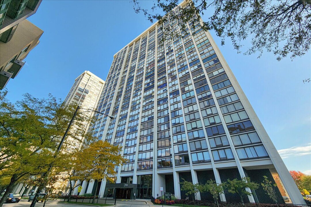 5445 N Sheridan Rd in Chicago, IL - Foto de edificio