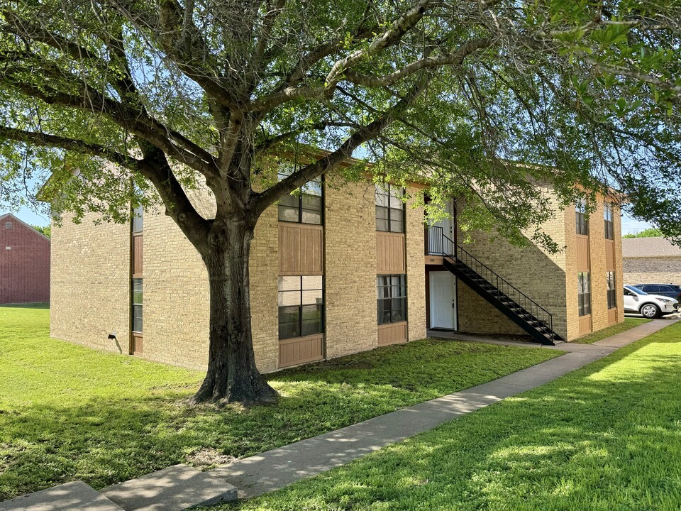 1001 Summer Court Cir in College Station, TX - Building Photo