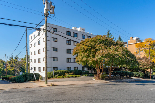 Adams House Condominium in Arlington, VA - Building Photo - Building Photo