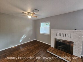 2090 Athens Ave in Redding, CA - Building Photo - Building Photo