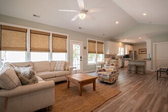 135 NW 9th St in Oak Island, NC - Building Photo - Building Photo