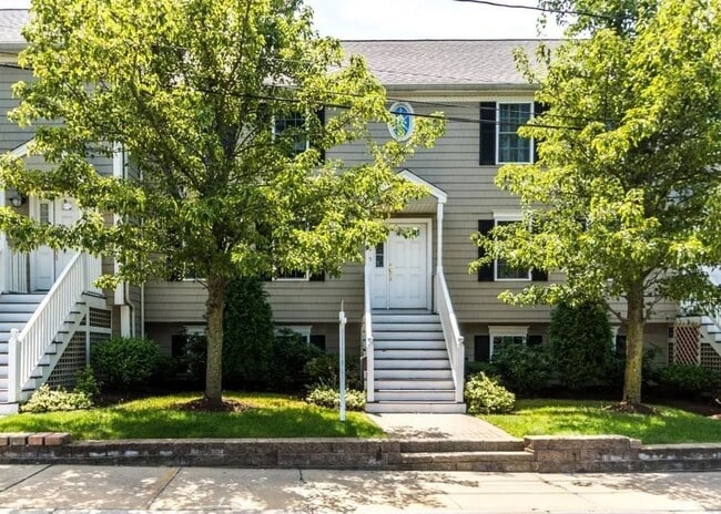30 Russell St in Waltham, MA - Building Photo - Building Photo