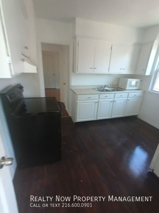 3666 W 117th St, Unit 2