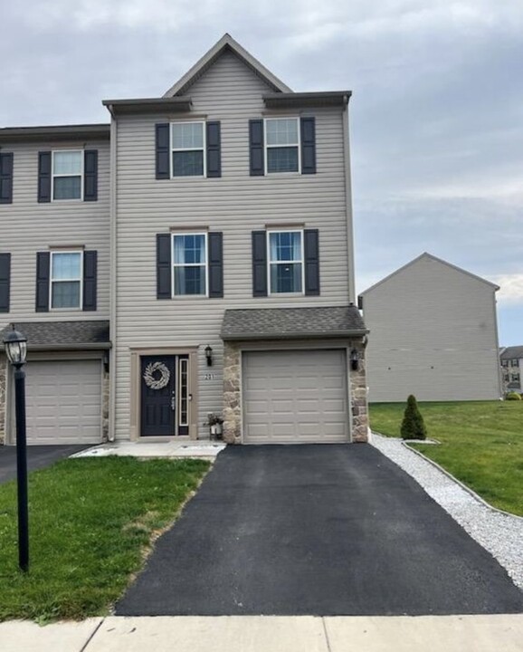 201 Katelyn Dr in New Oxford, PA - Building Photo