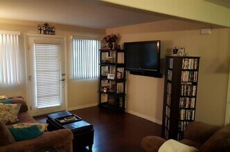 5404 Balboa Arms Dr in San Diego, CA - Building Photo - Building Photo