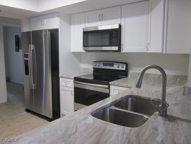 5716 Riverside Dr in Cape Coral, FL - Building Photo - Building Photo