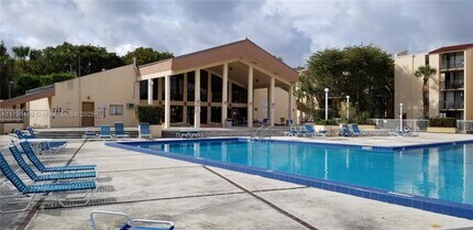 14201 N Kendall Dr in Miami, FL - Building Photo - Building Photo