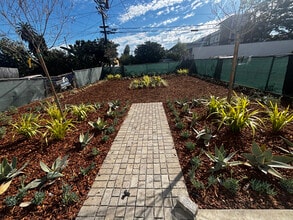 6012 10th Ave in Los Angeles, CA - Foto de edificio - Building Photo