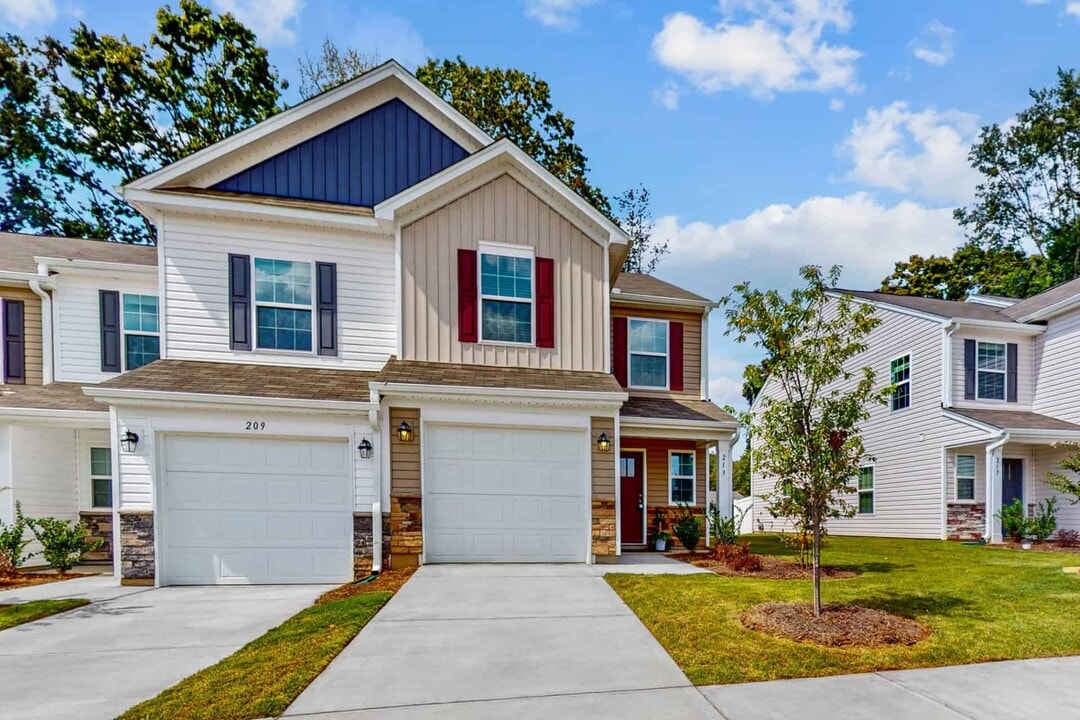 L Attitude 34 Dillard Creek in Greer, SC - Building Photo