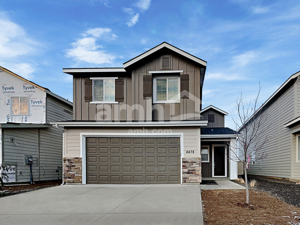 6678 Spriggel St in Meridian, ID - Building Photo