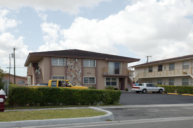 240 E 8th St in Hialeah, FL - Foto de edificio - Building Photo