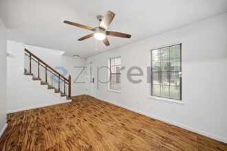 5893 N Castlegate Dr in Atlanta, GA - Foto de edificio - Building Photo