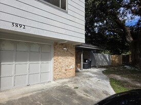 5892 MacArthur Blvd in New Orleans, LA - Building Photo