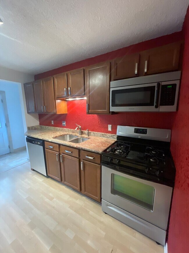 323 N 8th Ave W in Duluth, MN - Building Photo - Building Photo