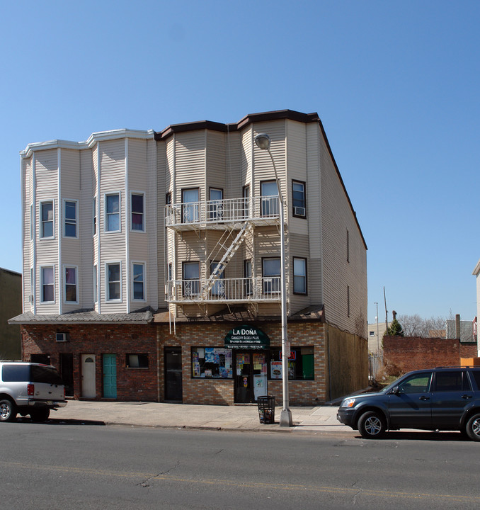 437 Avenue C in Bayonne, NJ - Building Photo