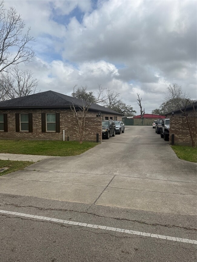 314 N Ormsby St in Alvin, TX - Building Photo - Building Photo