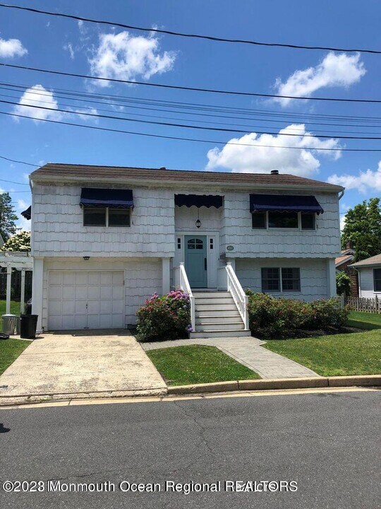 2113 Edgewood Pl in Spring Lake, NJ - Building Photo