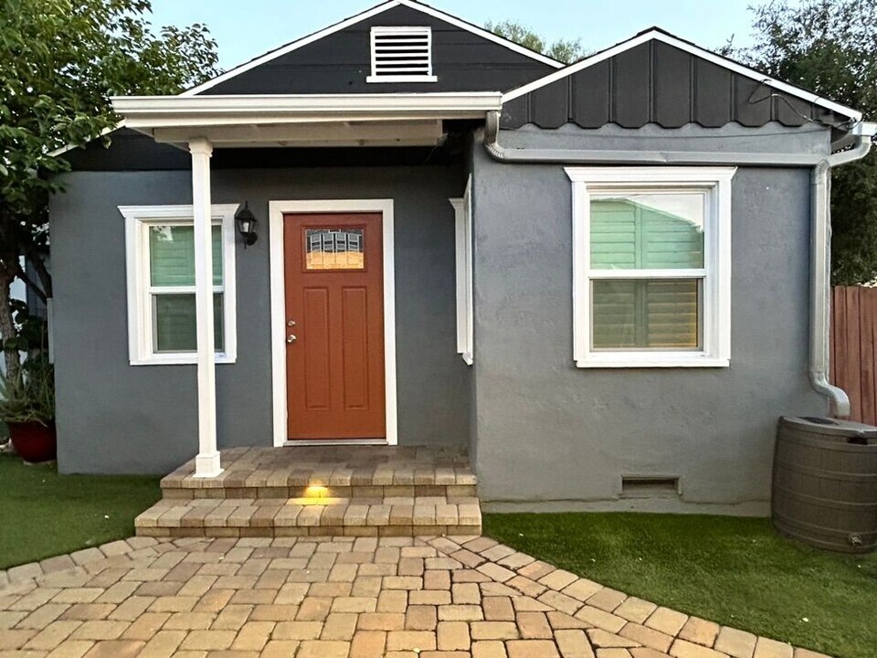 1071 1/2 North Avenue 51 in Los Angeles, CA - Building Photo
