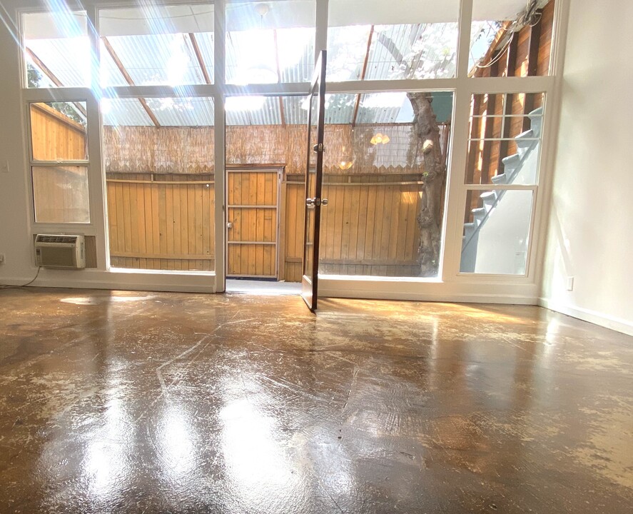1621 1/4 N Martel Ave in Los Angeles, CA - Foto de edificio