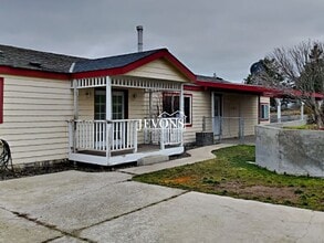 551 Point Dr in Selah, WA - Building Photo - Building Photo