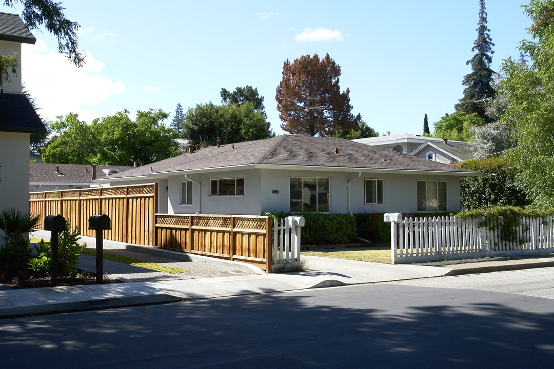 947 Roble Ave in Menlo Park, CA - Foto de edificio