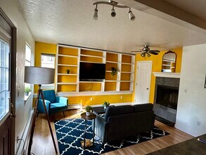 328 E 15th Ave, Unit 6 in Anchorage, AK - Foto de edificio - Building Photo