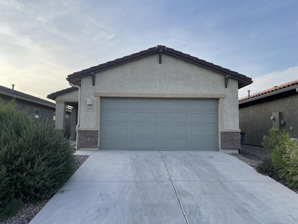 7009 Vuelta Aguarachay in Tucson, AZ - Building Photo