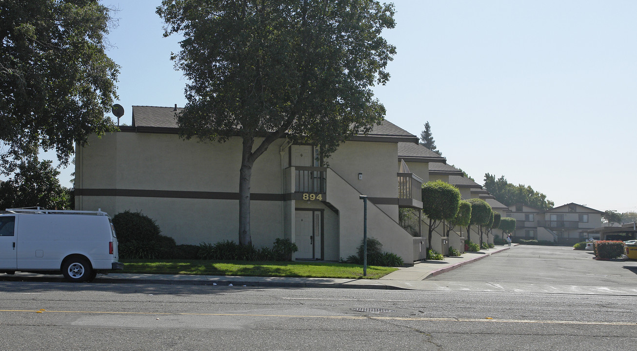 894 Lewelling Blvd in San Leandro, CA - Foto de edificio