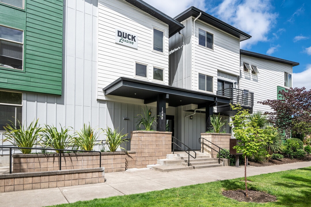 Duck Landing in Eugene, OR - Foto de edificio