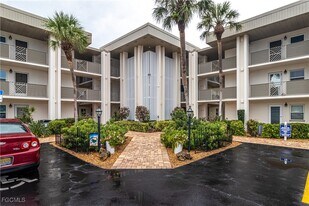 6102 Augusta Dr in Ft. Myers, FL - Building Photo