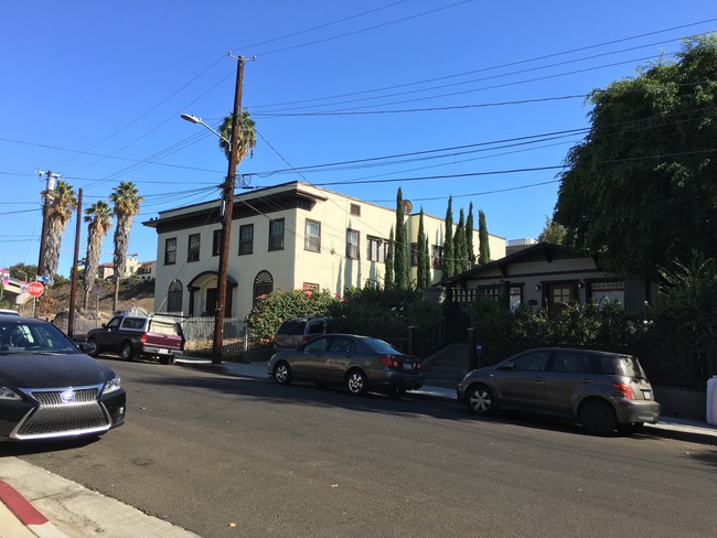 6400 Dix St in Los Angeles, CA - Foto de edificio - Building Photo