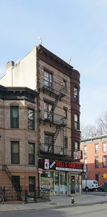 320 Lafayette Ave in Brooklyn, NY - Building Photo