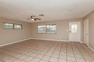 344 Crestwood Ave in Lehigh Acres, FL - Foto de edificio - Building Photo