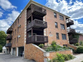 Leslie Manor Apartments in West Lafayette, IN - Building Photo