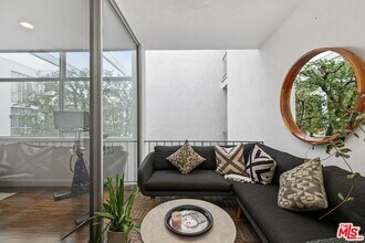 7960 Selma Ave in Los Angeles, CA - Building Photo - Building Photo
