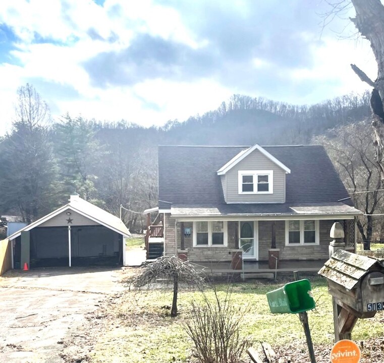 5134 Crystal Dr in Charleston, WV - Building Photo