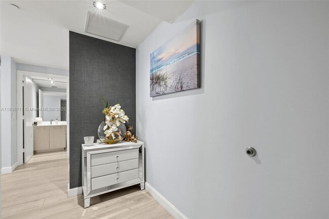 55 SW 9th St in Miami, FL - Building Photo - Building Photo